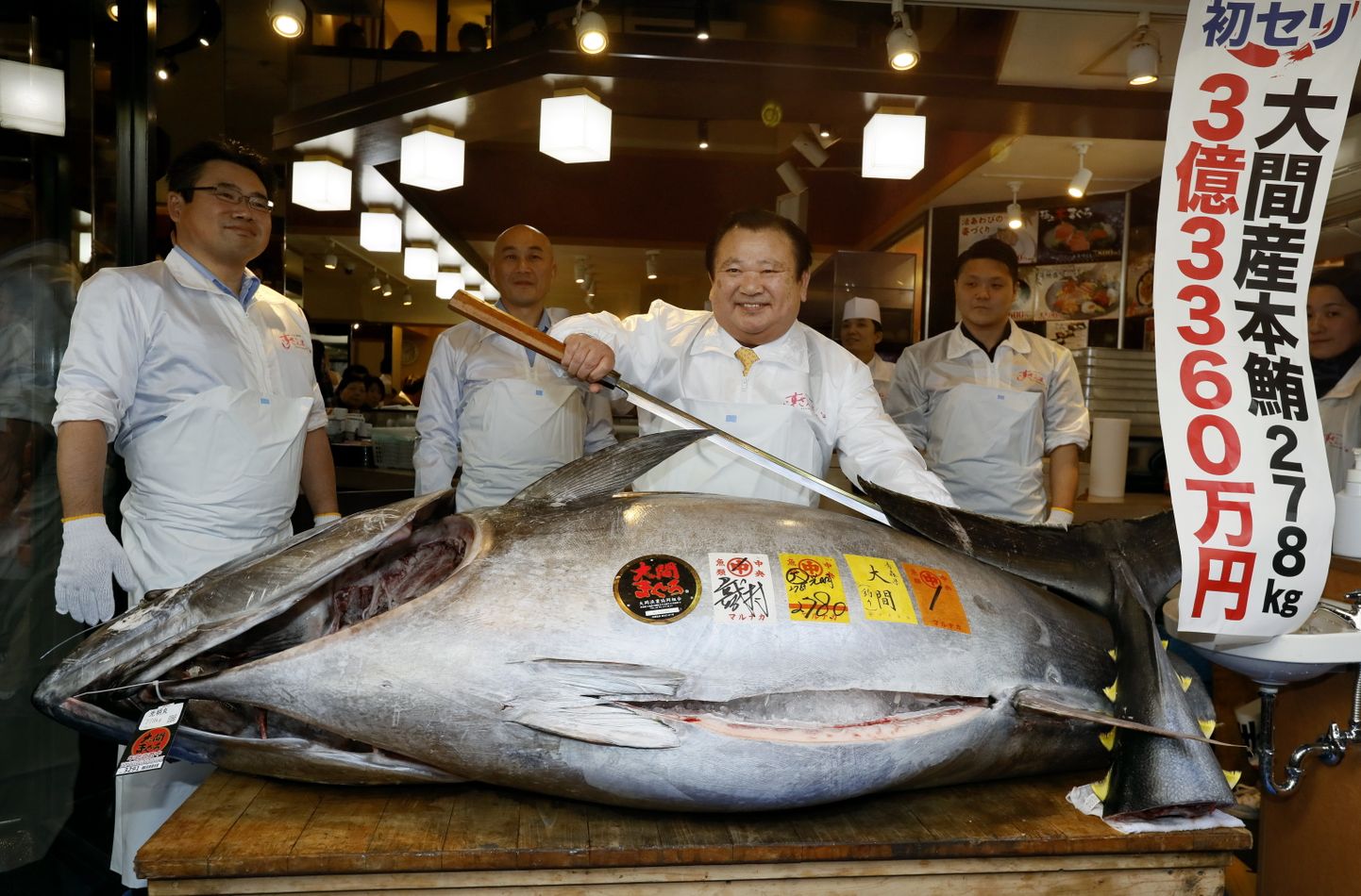 Jaapani sushi-ettevõtte Sushi-Zanmai juht Kiyoshi Kimura (keskel) 278 kilogrammi kaaluva siniuim-tuuniga, mille eest ta maksis Tokyo kalaturu uusaastaoksjonil 2,7 miljonit eurot.