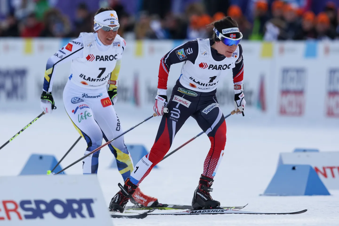 Charlotte Kalla (vasakul) ja Heidi Weng. Ühel on MMilt medal juba käes, teisel seni veel tühjad pihud.