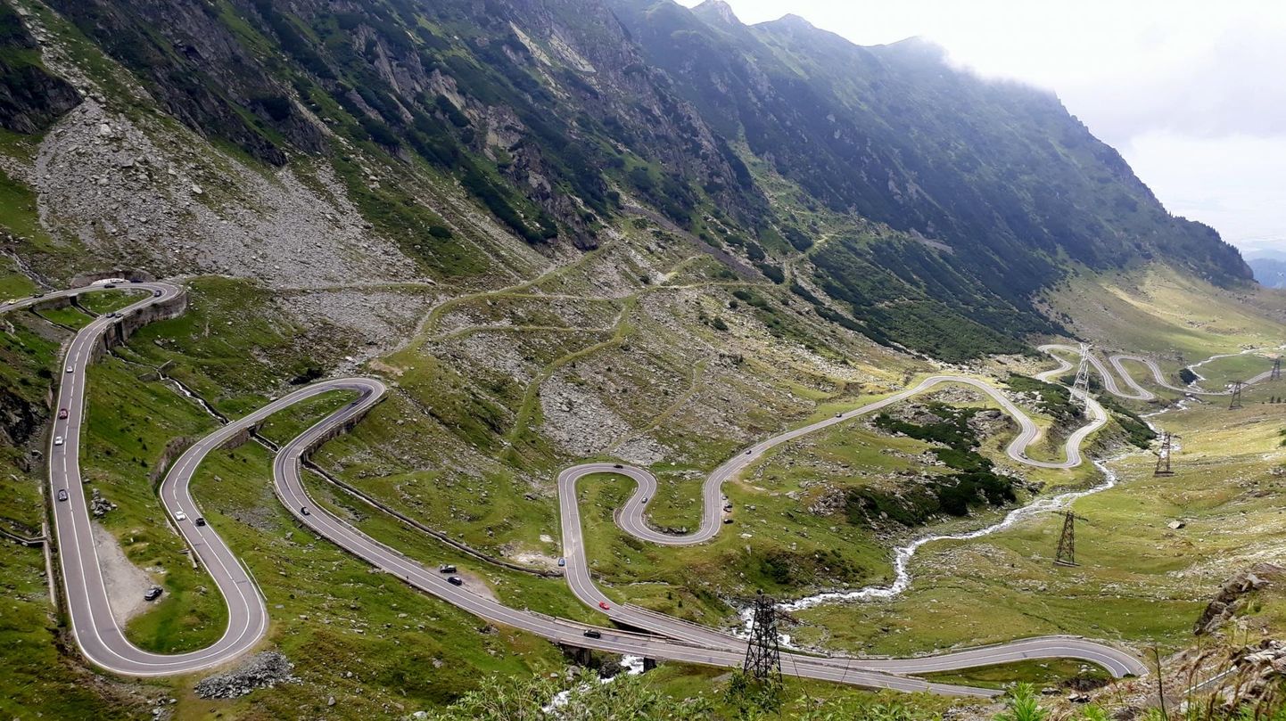 Transfăgărășani mägitee keerukad serpentiinid viivad enam kui 2000 meetri kõrgusele.