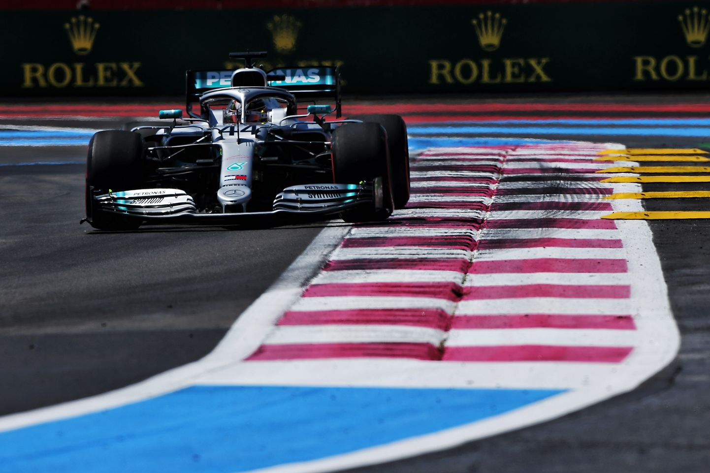 Mercedese piloot Lewis Hamilton Prantsusmaa GP esimesel vabatreeningul.