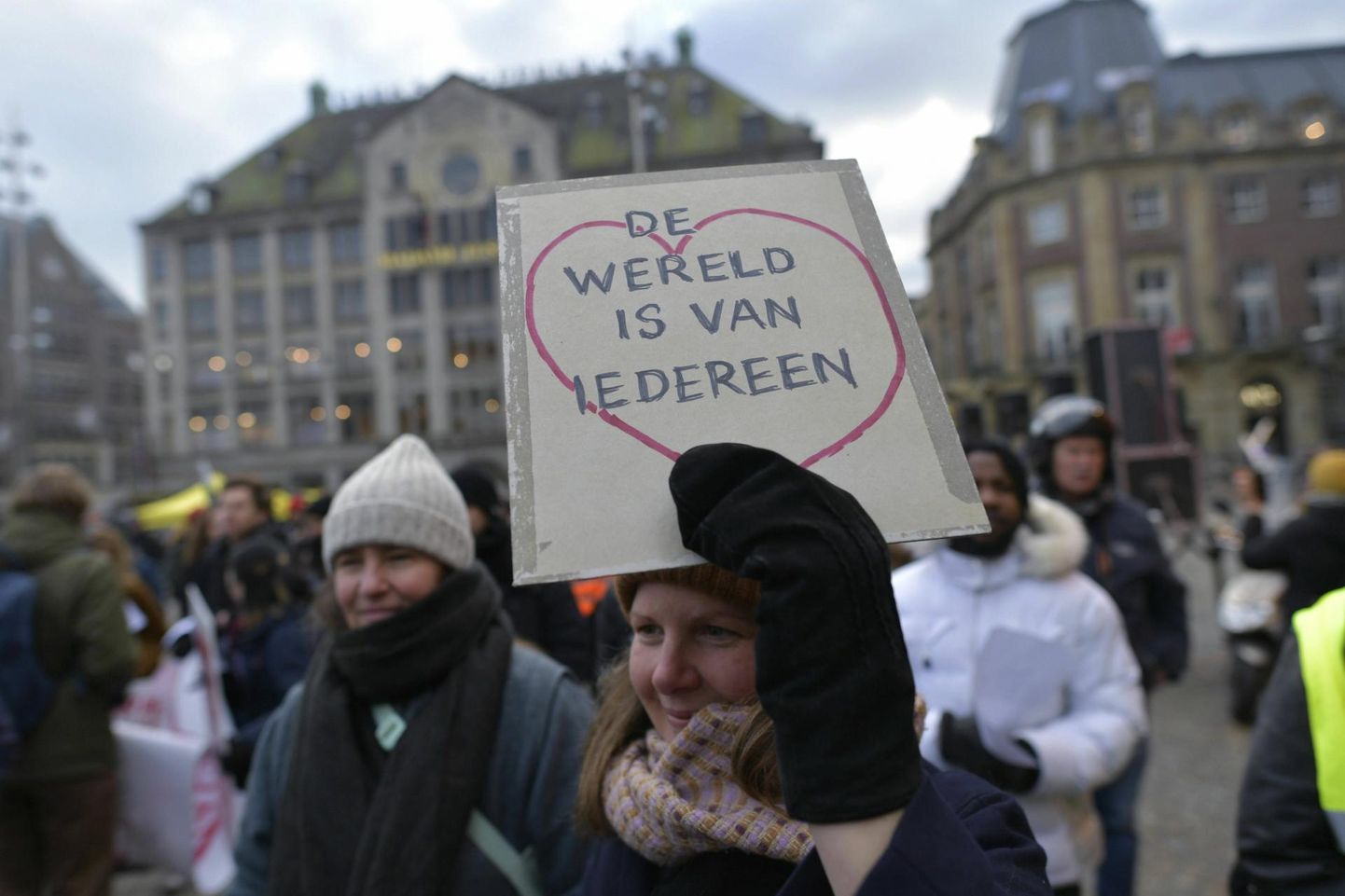 Meeleavaldus mullu detsembris Amsterdamis Geert Wildersi range immigratsioonipoliitika vastu.Tekst plakatil: «Maailm kuulub kõigile!».