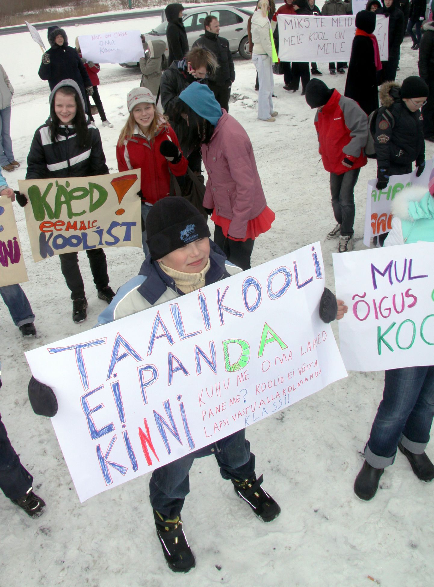 Noorte meeleavaldus Taali kooli allesjätmise toetuseks Sauga vallavalitsuse juures.