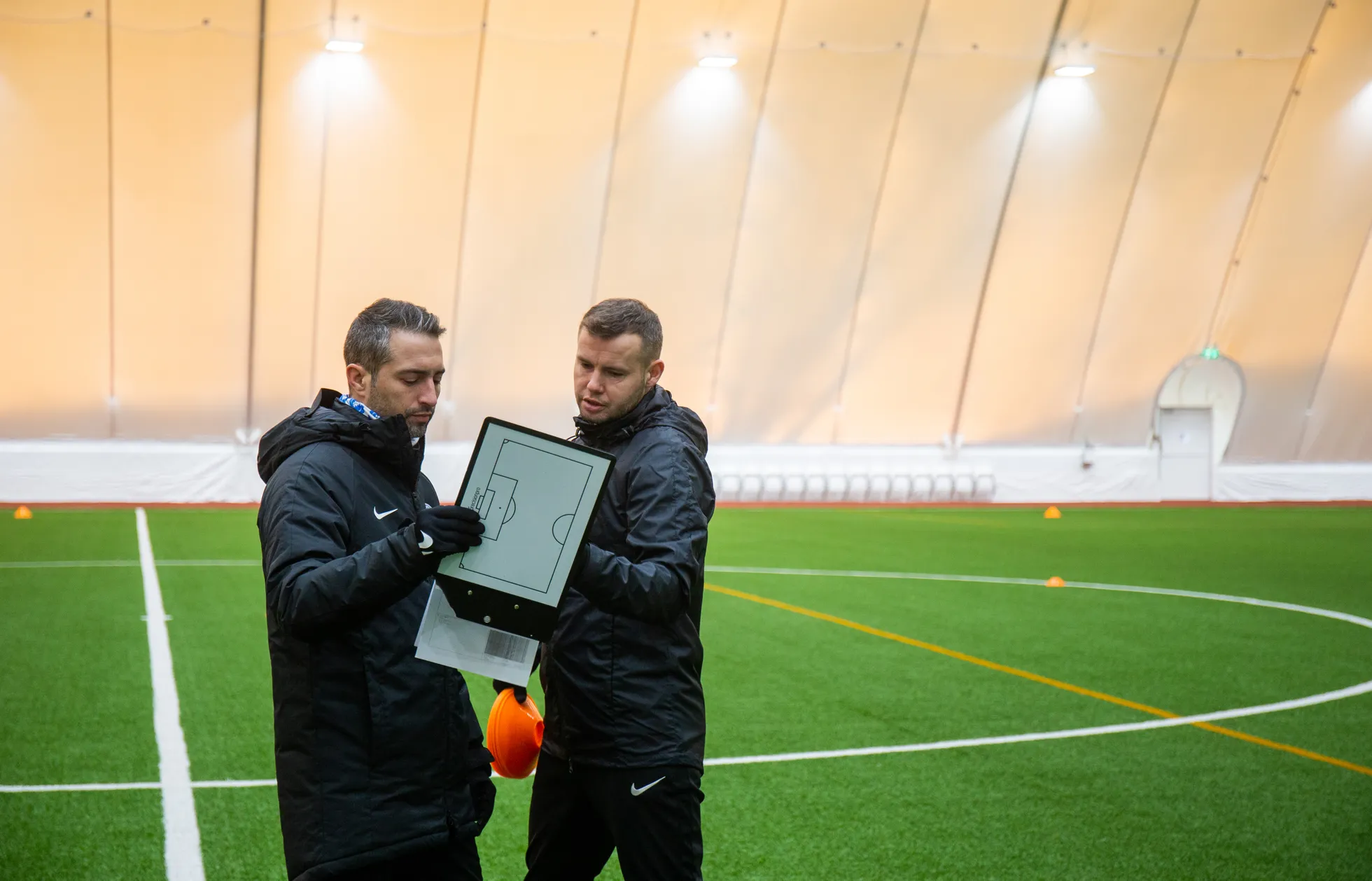 Tammeka uus peatreener Miguel Santos (vasakul) pidas nõu abitreener Marti Pähnaga, kes mitmeid harjutusi ise eesti keeles juhendas. Samal ajal sai portugallasest loots mängijaid kõrvalt analüüsida.