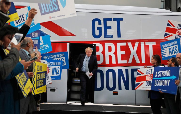 Briti peaminister Boris Johnson astumas 15. novembril välja konservatiivse partei valimiskampaania bussist