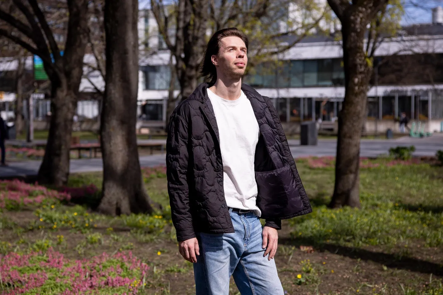 Jevgeni Grib aprilli viimasel päeval Tammsaare pargis teel Rahvusooperisse Estonia. Selle katuse all tegutseb ka Eesti Rahvusballett, kus ta on 2020. aastast esitantsija.