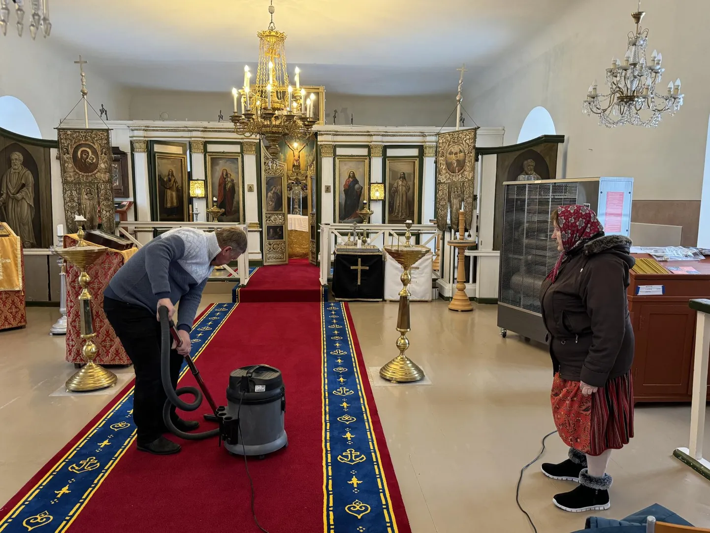 Eelmise aasta detsembri keskel jõudis Kihnu Püha Nikolai kirikusse Vändra vaibameistrite valmistatud kingitus, mida ehivad kiriku metallvärava ornamentide motiivid. Sellist ankrutega ääristatud põrandakatet pole üheski teises Eesti kirikus. Vaibavabriku omanik Aadu Juhkental andis isiklikult tolmuimejaga vaibale viimast lihvi. Milline näeb välja Käru kiriku uus põrandakate, seda näeb juba homme pärastlõunal.