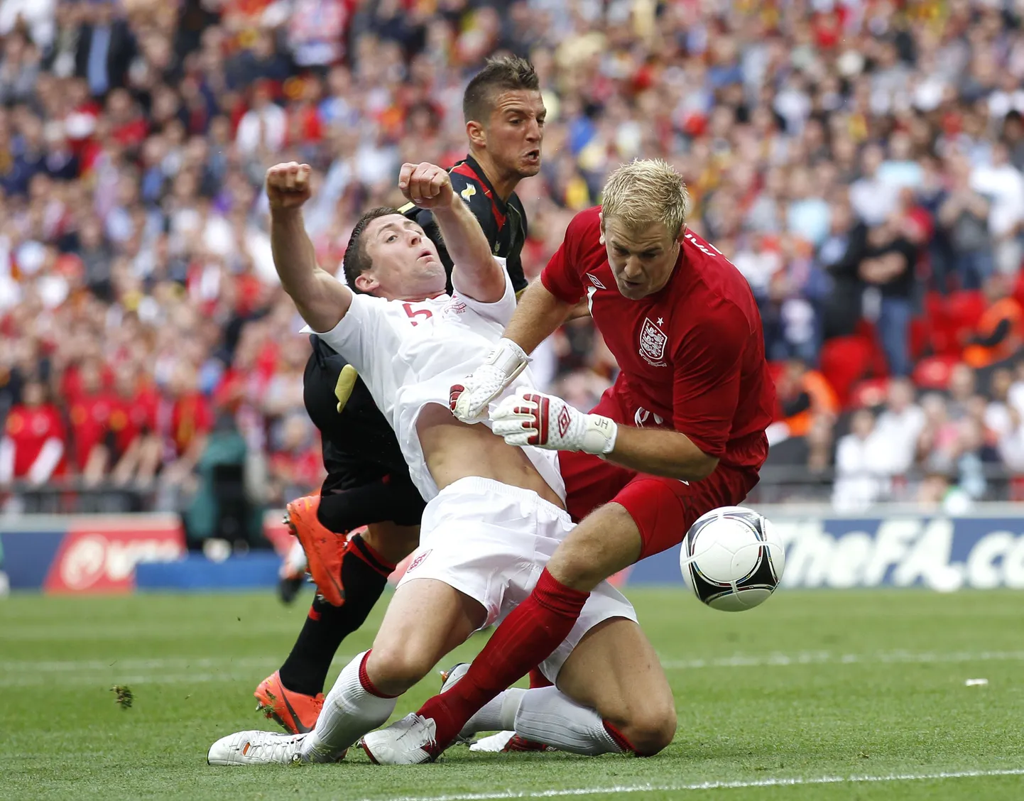 Gary Cahill (valges) sai kokkupõrkes vigastada.