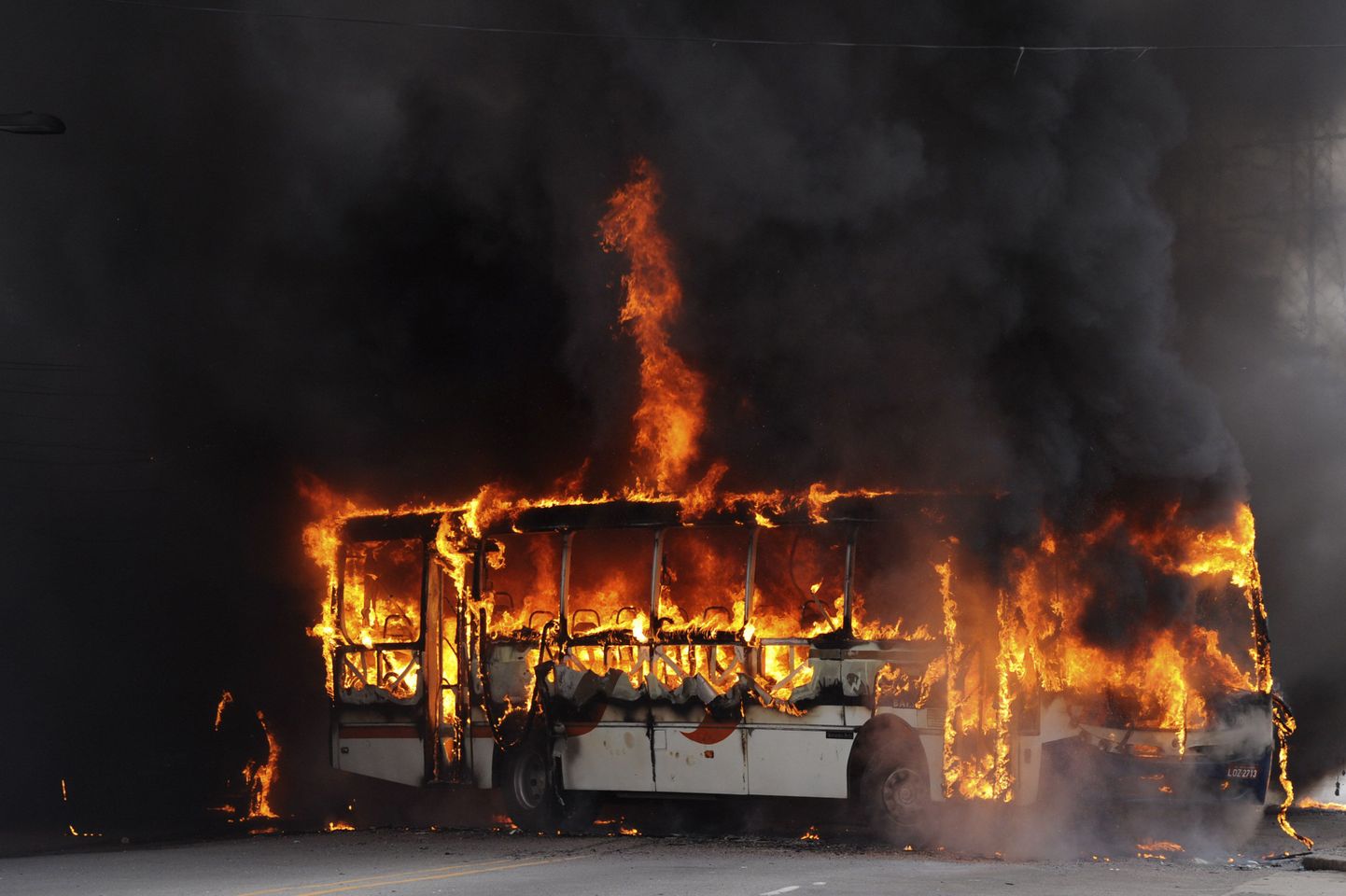 Kurjategijad süütasid Rio de Janeiros bussi.