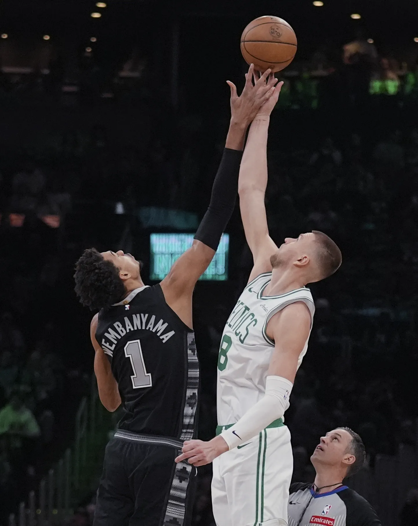 NBA spēlētāji Kristaps Porziņģis un Viktors Vembanjama