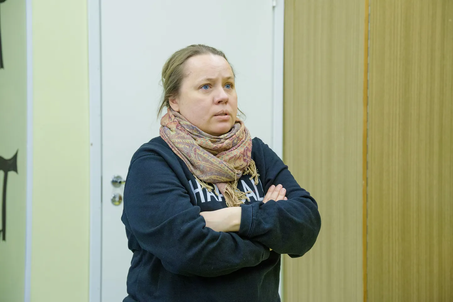 Haapsalu Teatristuudio lavastuse «Lugude degusteerimine. Kohtumine Haapsaluga» kaasautor ja kaaslavastaja Anne Suislep. Hetk proovisaalist.
