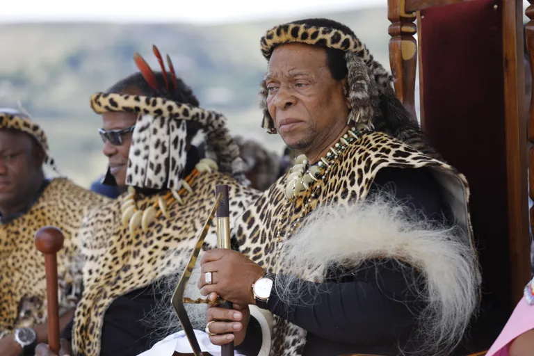Suulude kuningas Goodwill Zwelithini (paremal) jaanuaris 2019 vaatamas 140 aastat tagasi toimunud suulude ja brittide vahelise Isandlusanda lahingu rekonstruktsiooni