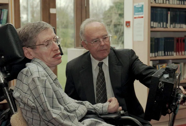 Füüsik Stephen Hawking ja Gordon Moore Cambridge’i ülikooli Isaac Newtoni nimelise matemaatikainstituudi raamatukogus 1997. aastal.