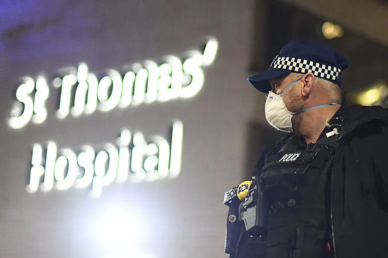 Politsei hoiab St Thomase haigla juures olukorral silma peal.