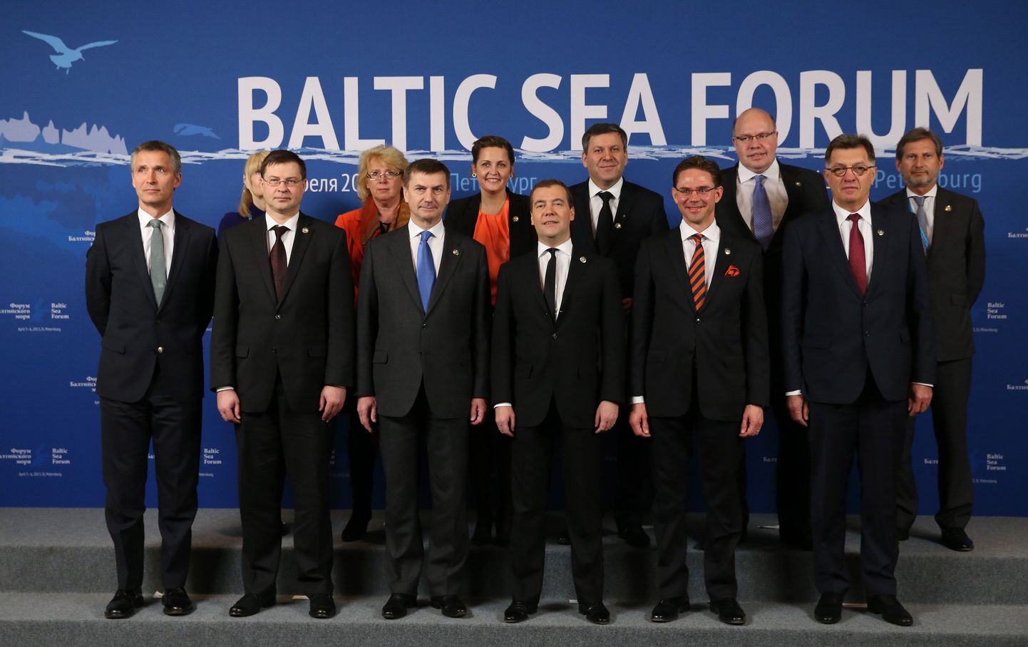 В первом ряду слева направо: Йенс Столтенберг (Норвегия), Валдис Домбровскис (Латвия), Андрус Ансип (Эстония), Дмитрий Медведев (Россия), Юрки Катайнен (Финляндия), Альгирдас Буткевичус (Литва)