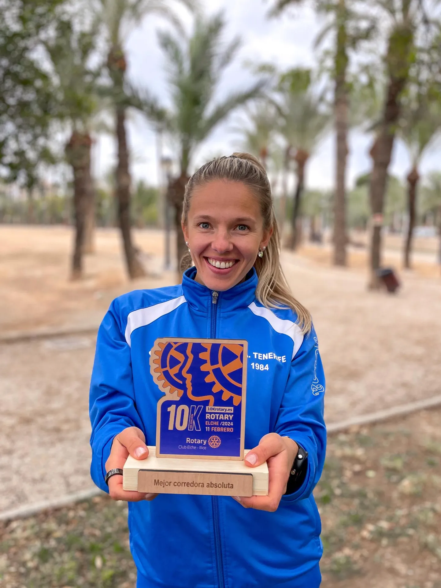Johanna Ardel Elche Rotary 10K võidukarikaga