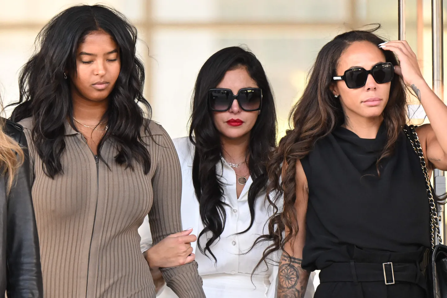 Varalahkunud Kobe Bryanti tütar Natalie Bryant, lesk Vanessa Bryant ja viimase sõbranna Sydney Leroux kohtus.