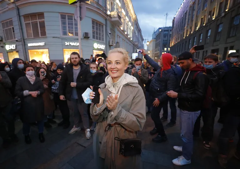 Krievijas opozīcijas līdera Alekseja Navaļnija sieva Jūlija Navaļnija protestā Maskavā, 21.aprīlī.