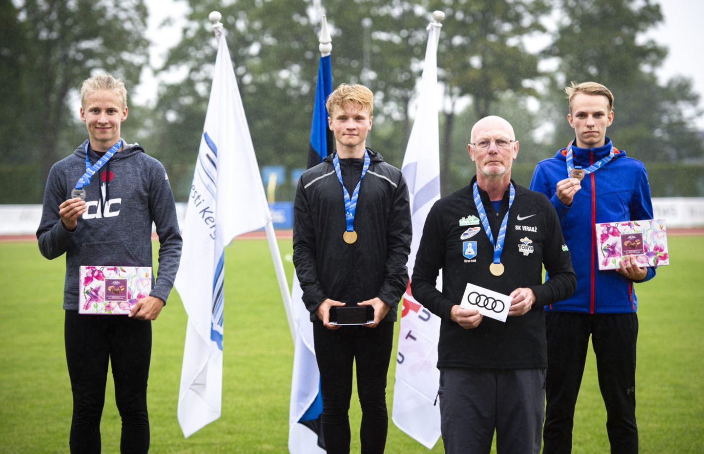 Suurepärase võistluse teinud Romet Kivi (keskel) sai kaela kuldmedali, tema kõrval on treener Viljo Grauding.