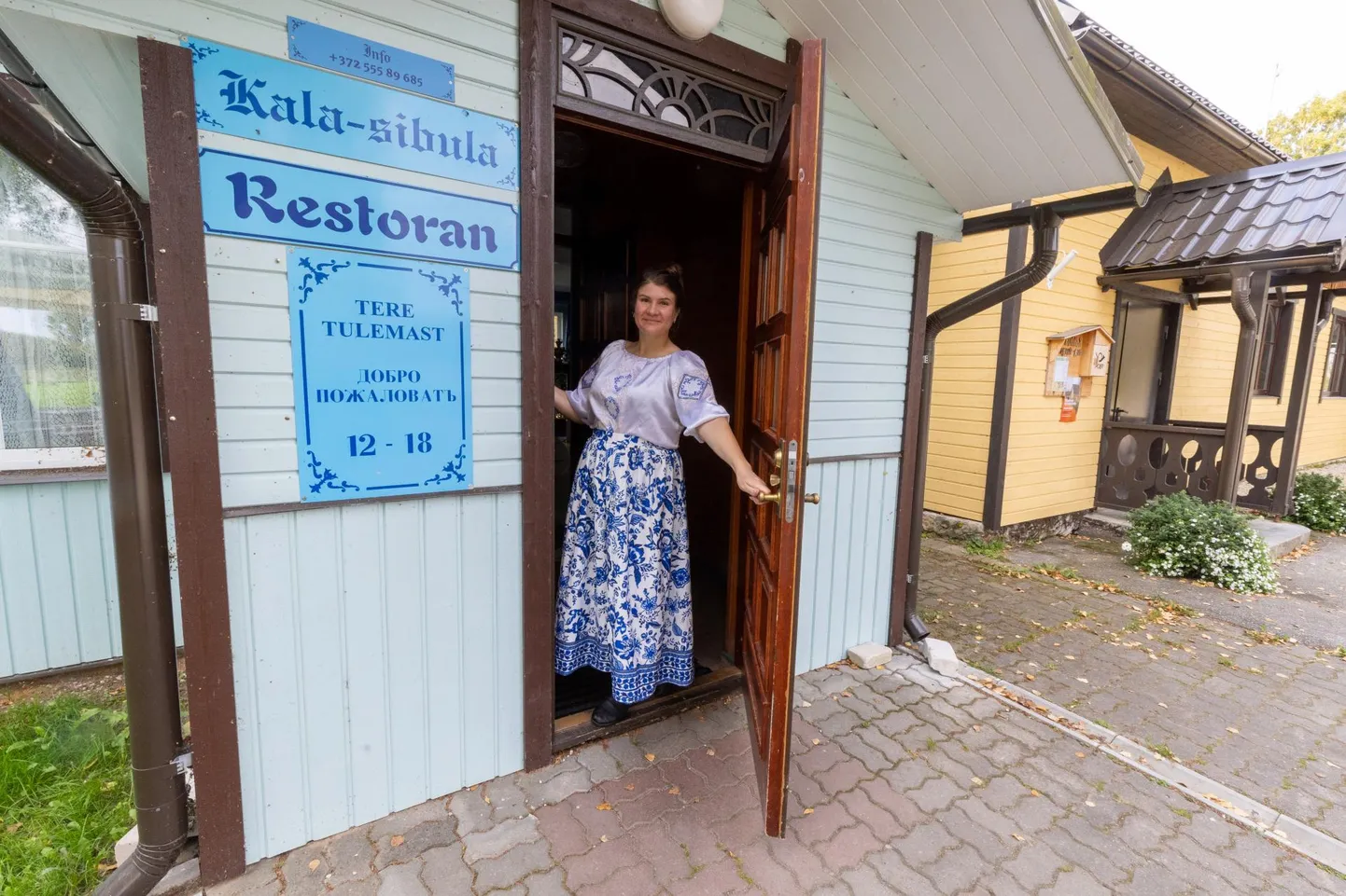 Kolkja kala- ja sibularestorani perenaine Juulia Šunina hoiab suviti restoraniuksi lahti iga päev.