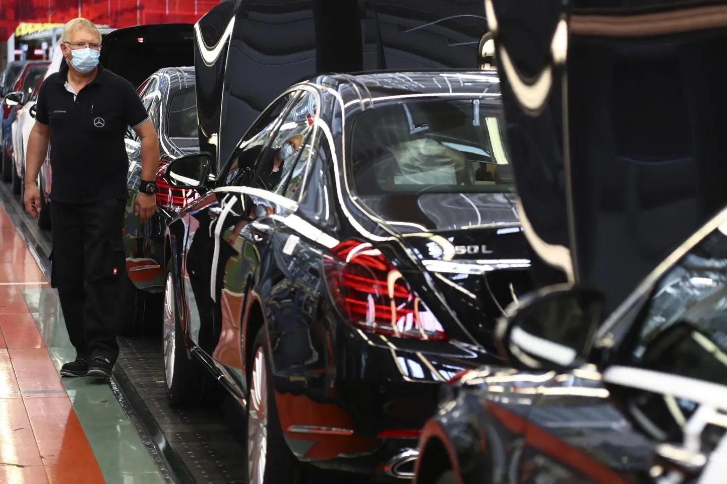 Euroopa Liit tahaks aastast 2035 keelata uute sisepõlemismootoriga autode müügi, ent see plaan pole kõigile meeltmööda. Pildil Mercedes tehas Saksamaal.