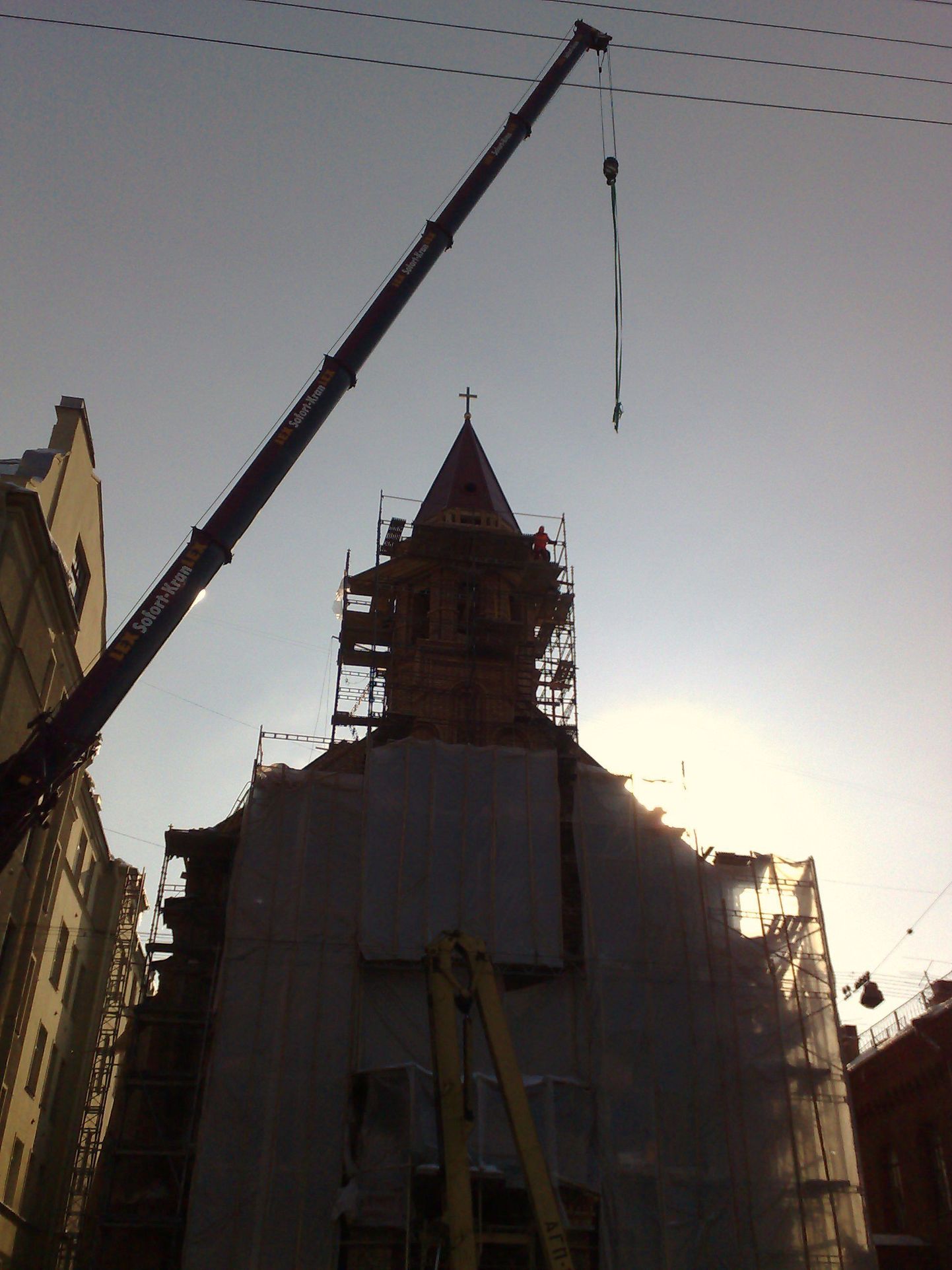 Peterburi Jaani kiriku tornikiivri paigaldamine 7. märtsil 2010.