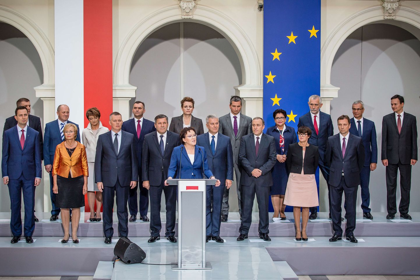 Poola uut valitsust moodustav Ewa Kopacz (ees keskel) tutvustas täna ministrite kandidaate. Valitsus peaks saama ametisse kinnitatud esmaspäeval.