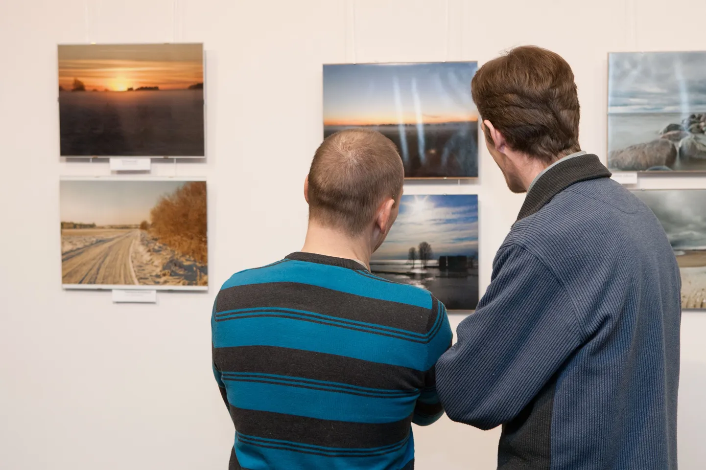 Viljandi linnaraamatukogus galeriis avatud näitusel saab näha 14 Viljandi fotoringi liikme fotosid eri teemadel.