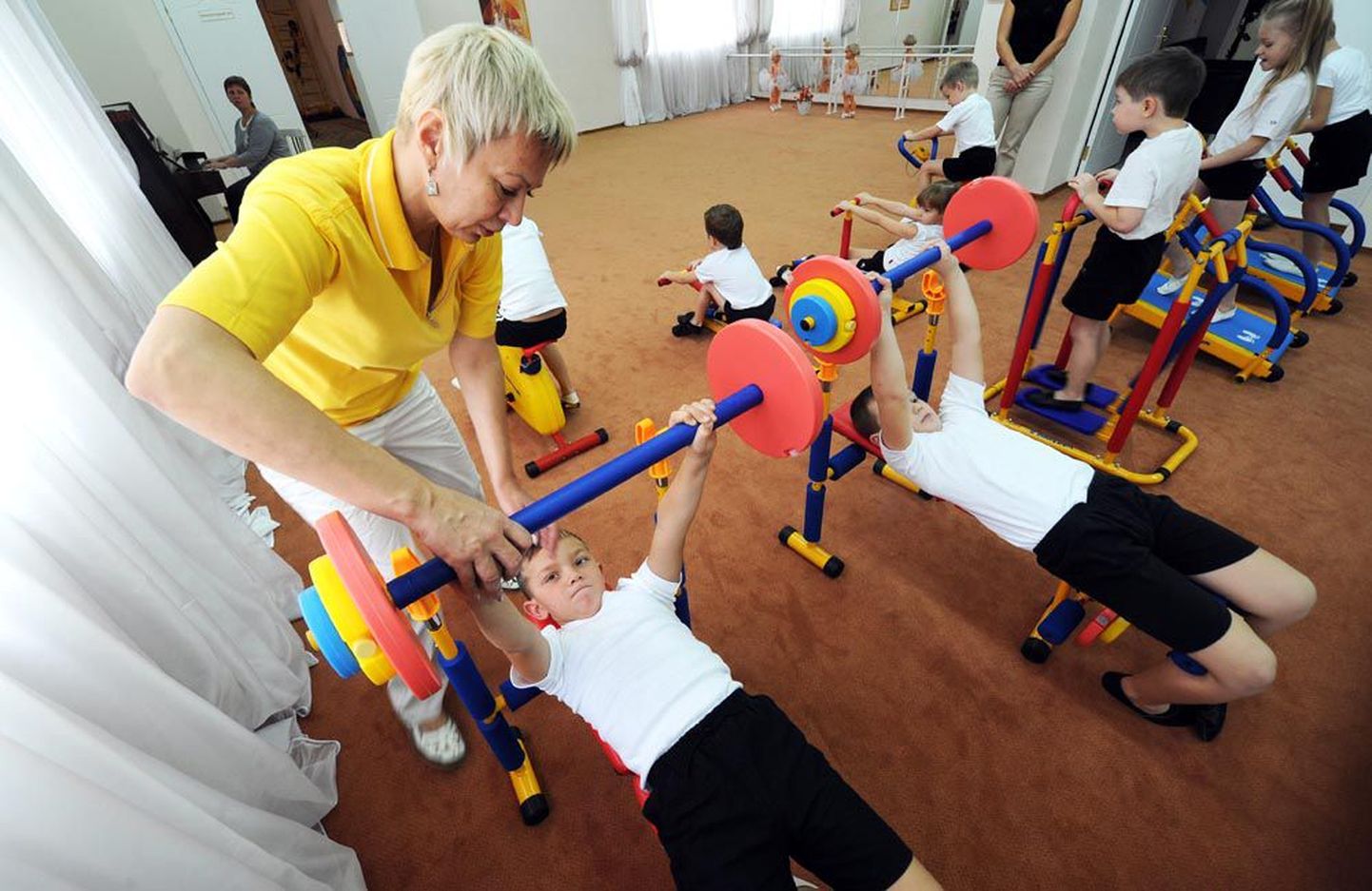 Vene lapsed lasteaia jõusaalis treenimas. Kahjuks tegeletakse vabal ajal spordiga üha vähem ning seetõttu ollakse    ka vigastustele vastuvõtlikumad.