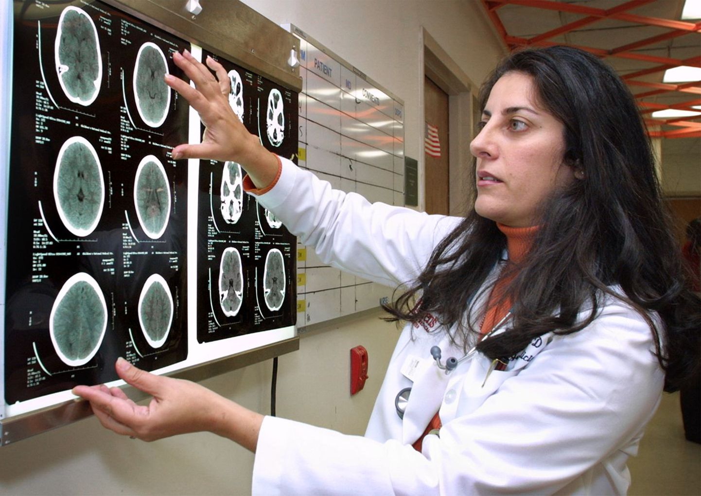 Arst ajudest tehtud röntgenpilte näitamas