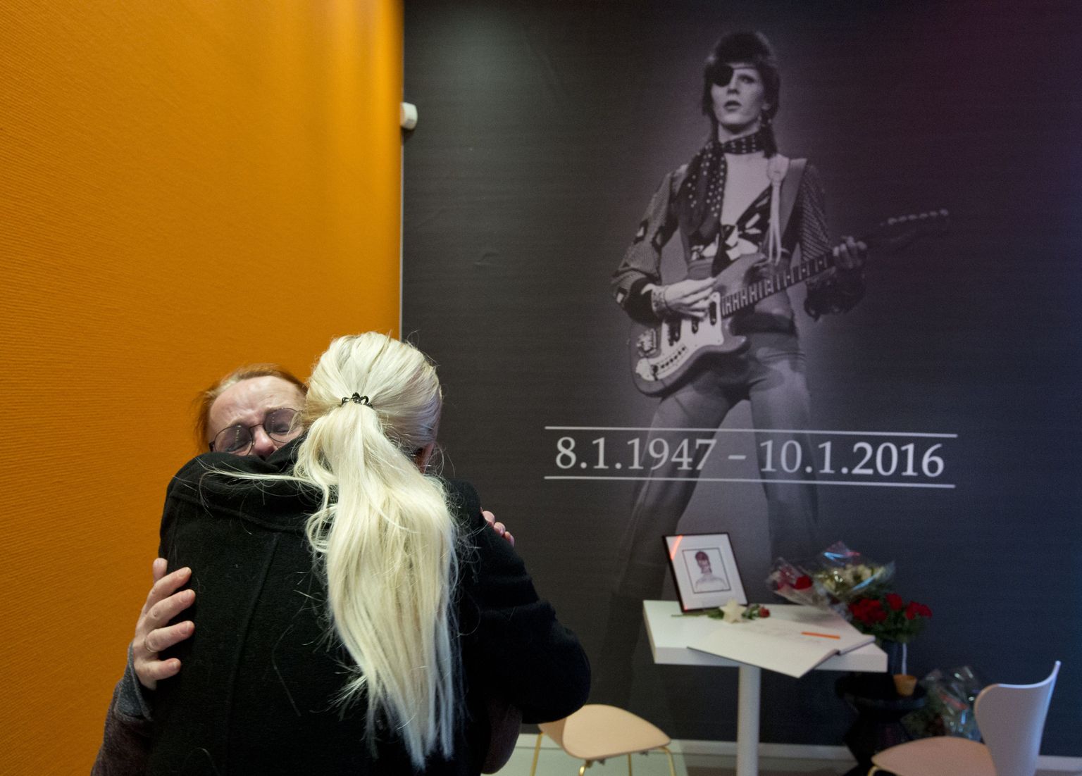 Leinajad David Bowie plakati juures Hollandis Groningenis