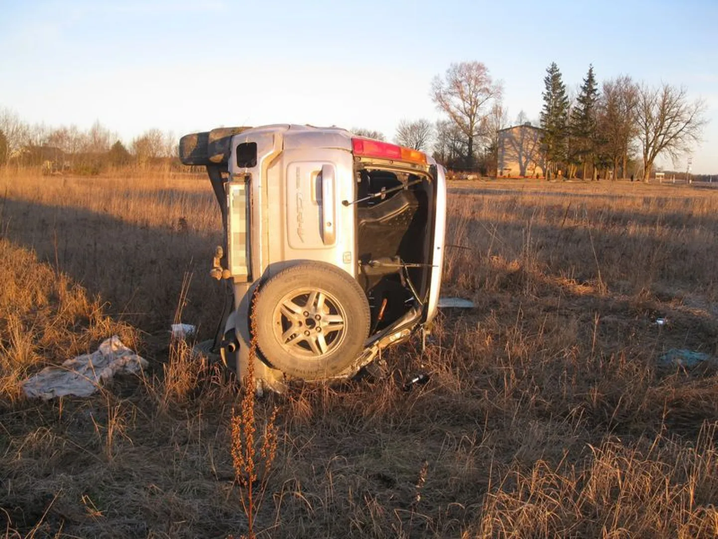 Täna hommikul sõitis Audru vallas Põhara külas teelt välja ja rullus üle katuse sõiduauto Honda CR-V.