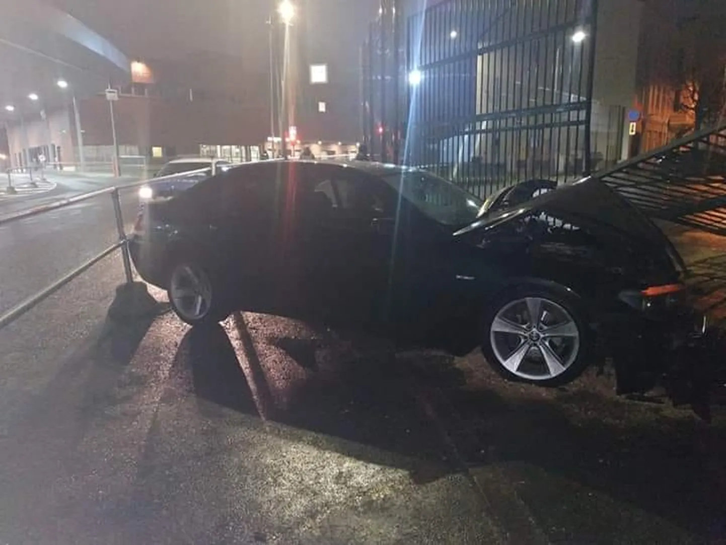 Автомобиль снес ворота и оказался на территории погранпункта в Нарве.