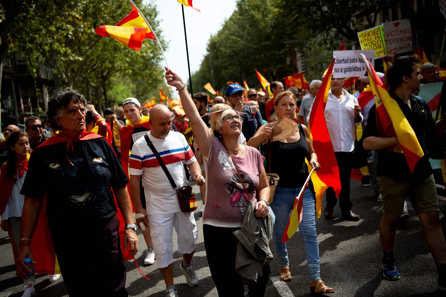 Protesters march during a demonstration against Catalan independence and in favor of Spanish unity in Barcelona on September 9, 2018. (Photo by Josep LAGO / AFP)