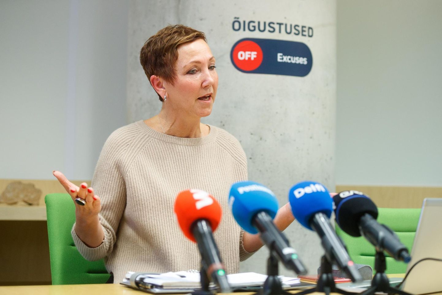 Agnes Roos mullu Eesti Energia peamajas universaalteenuse kohta ülevaadet andmas.