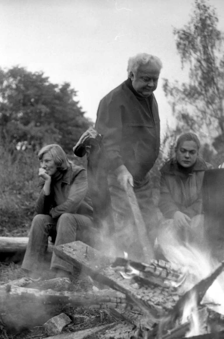 Juhan Peegel tuld kohendamas. Paremal istub tema õpilane Krista Aru, vasakul eesti keele ja stilistika õppejõud Reet Kasik.