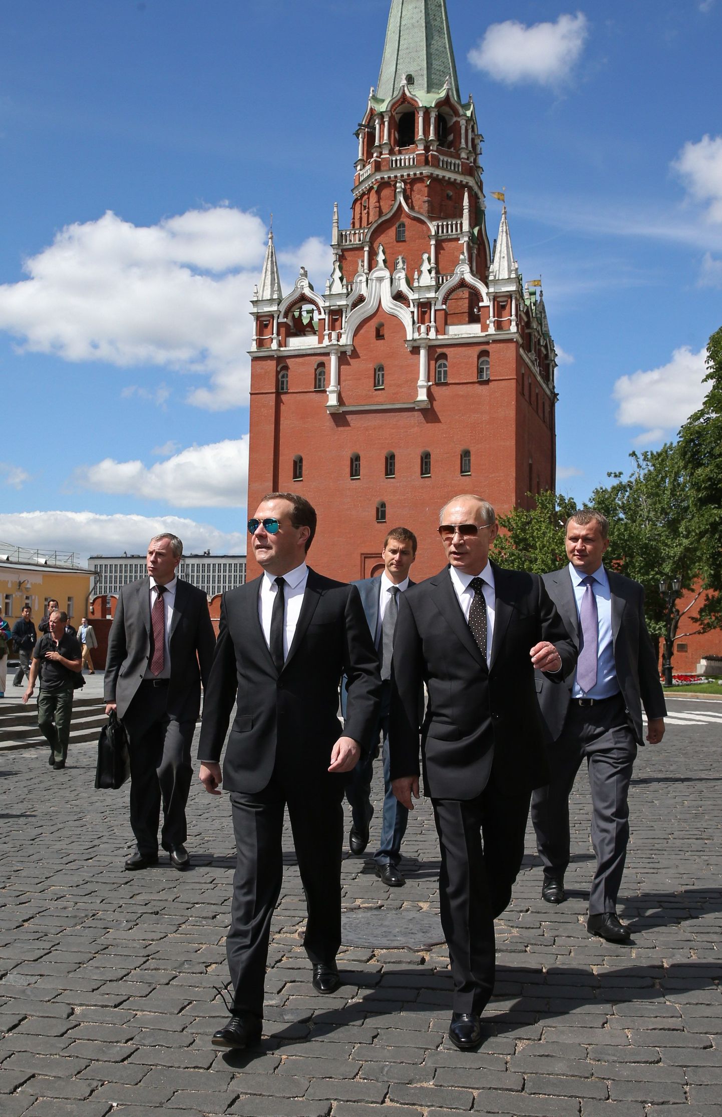 Venemaa peaminister Dmitri Medvedev ja president Vladimir Putin, kelle toetus on Krimmi annekteerimise järel tõusnud rekordkõrgele.
