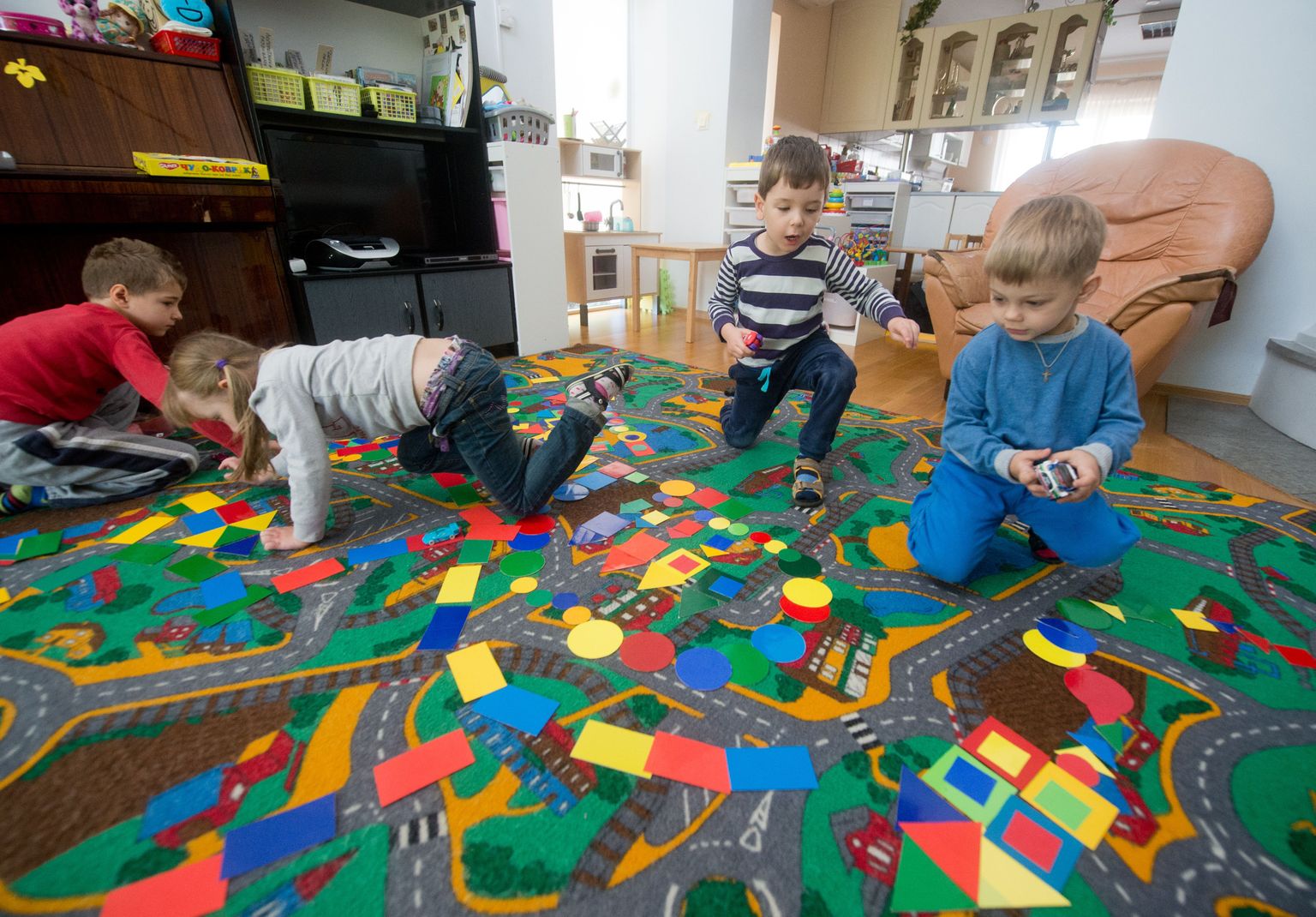 Центр по уходу за детьми на улице Пюй в Таллинне, по словам его руководителя Елены Парфеновой, своей задачей видит, в первую очередь, социальную адаптацию детей.