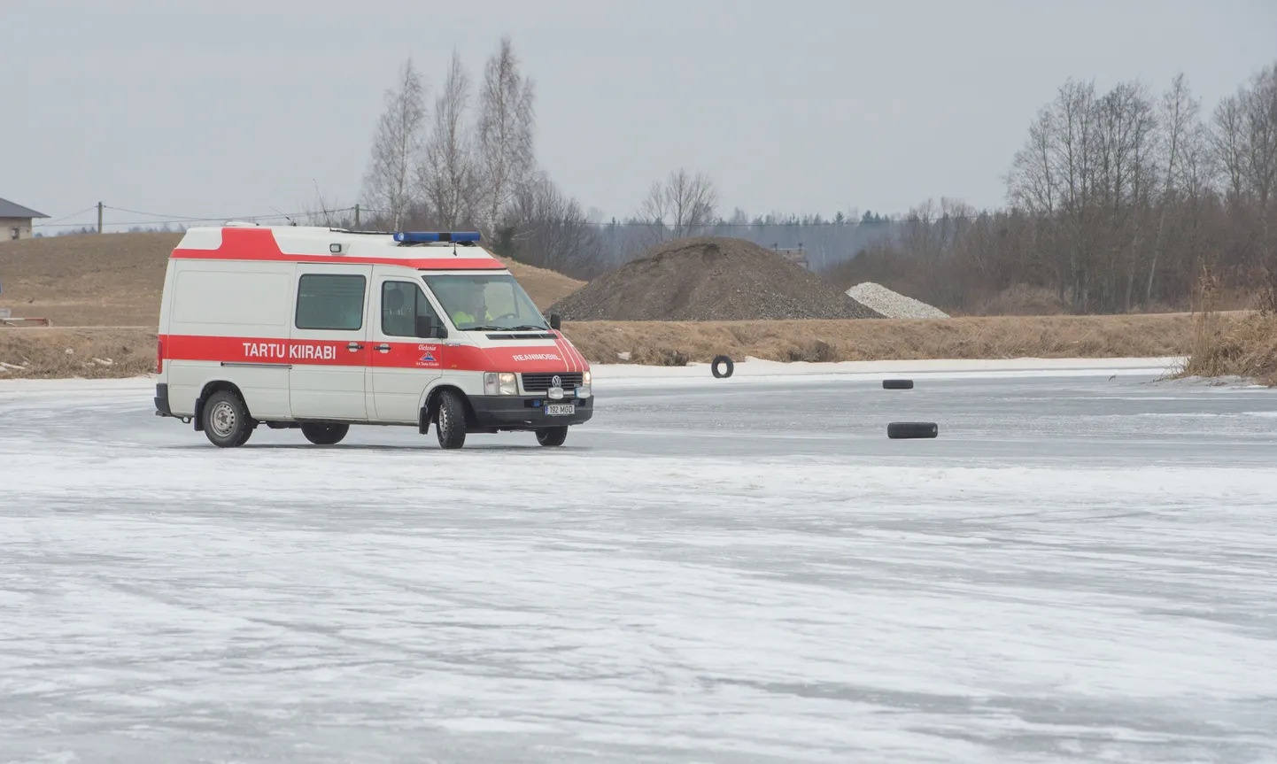 Eelmise aasta veebruaris said kiirabi­autojuhid Ilmatsalu paisjärve jäärajal kätt harjutada. Ilmatsalu jäärajameister Keven Ratnik pakub selle võimaluse operatiiv­sõidukite juhtidele välja ka tänavu.