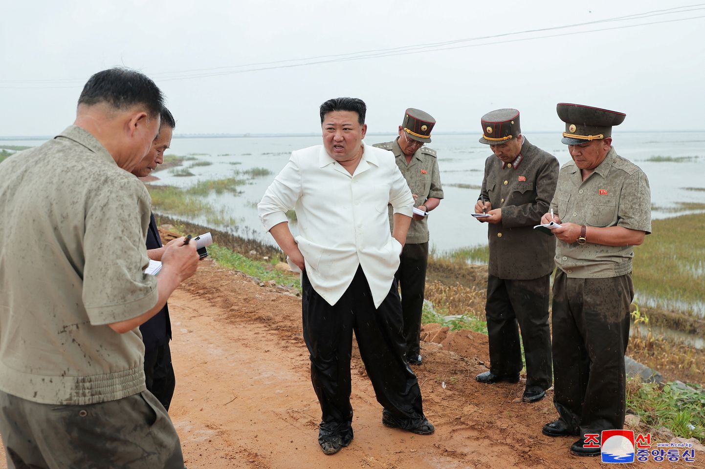 Kim Jong-Un Pyonganani provintsi külastamas.