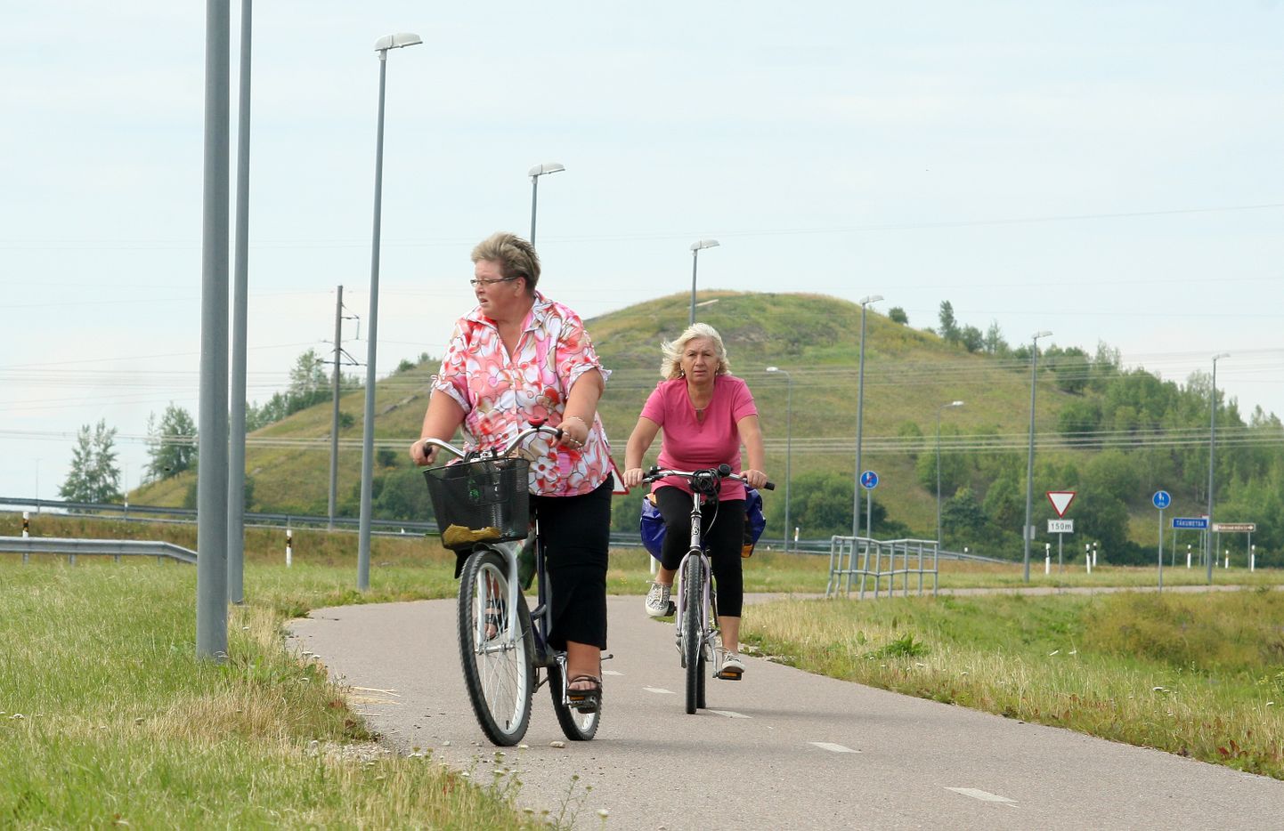 Jõhvi ja Kohtla-Järve vaheline kergliiklustee on aktiivses kasutuses. Maakonnakeskus soovib jalakäijatele ja ratturitele turvalist ühendust ka Toilaga, kes on sellest sama palju huvitatud.
