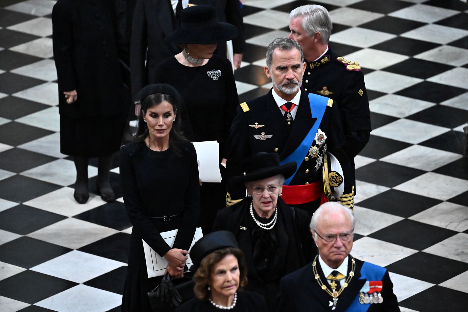 Taani kuninganna Margrethe II (keskel) saabub üleeile teistest Euroopa kuningaperedest ümbritsetuna Westminster Abbey kirikusse Briti monarhi Elizabeth II matustele. Päev hiljem andis ta positiivse koroonaviiruse proovi.