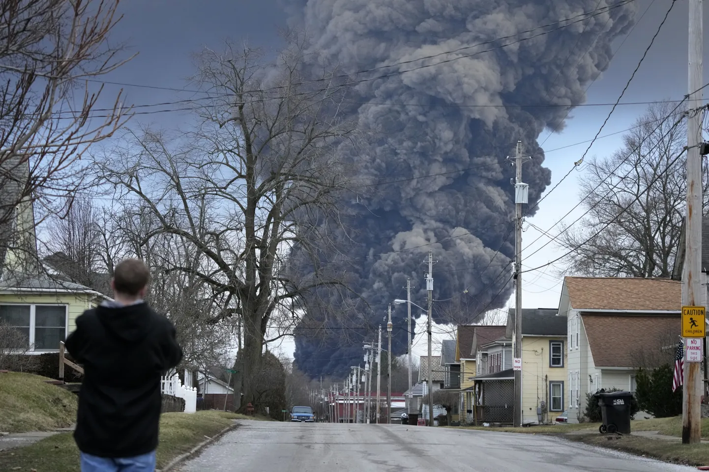 Norfolk Southern Railroad süütas Ohio osariigis rööbastelt maha sõitnud vinüülkloriidi rongi eelmise nädala alguses põlema, et vältida kemikaalilasti plahvatamist.