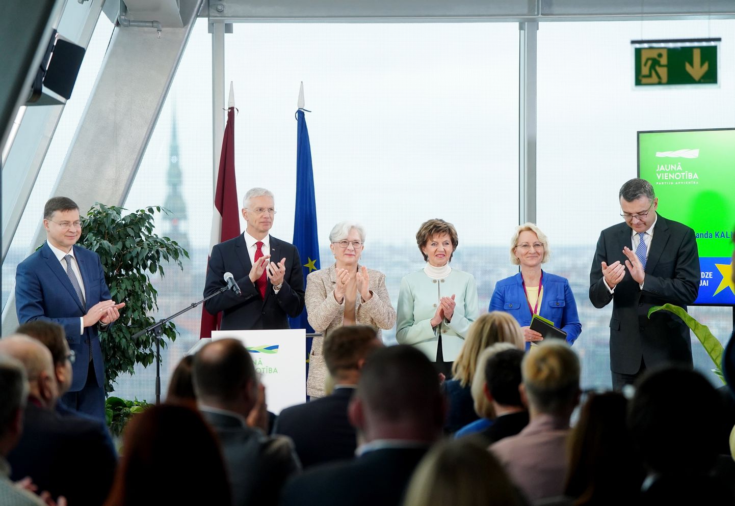 Partiju apvienības "Jaunā Vienotība" Eiropas Parlamenta vēlēšanu saraksta līderi- Eiropas Komisijas priekšsēdētājas izpildvietnieks Valdis Dombrovskis (no kreisās), partijas 'Vienotība" valdes loceklis un Apvienības "Jaunā Vienotība" priekšsēdētājs, ārlietu ministrs Krišjānis Kariņš un Eiropas Parlamenta deputātes Sandra Kalniete, Inese Vaidere, Dace Melbārde un partijas 'Vienotība" valdes loceklis un  Apvienības "Jaunā Vienotība" valdes loceklis, Saeimas deputāts Jānis Reirs piedalās Apvienības "Jaunā Vienotība" un partijas "Vienotība" atklātajā domes sēdē un kopsapulcē, kurā tiek prezentēta apvienības Eiropas Parlamenta vēlēšanu programma un kandidātu saraksti.