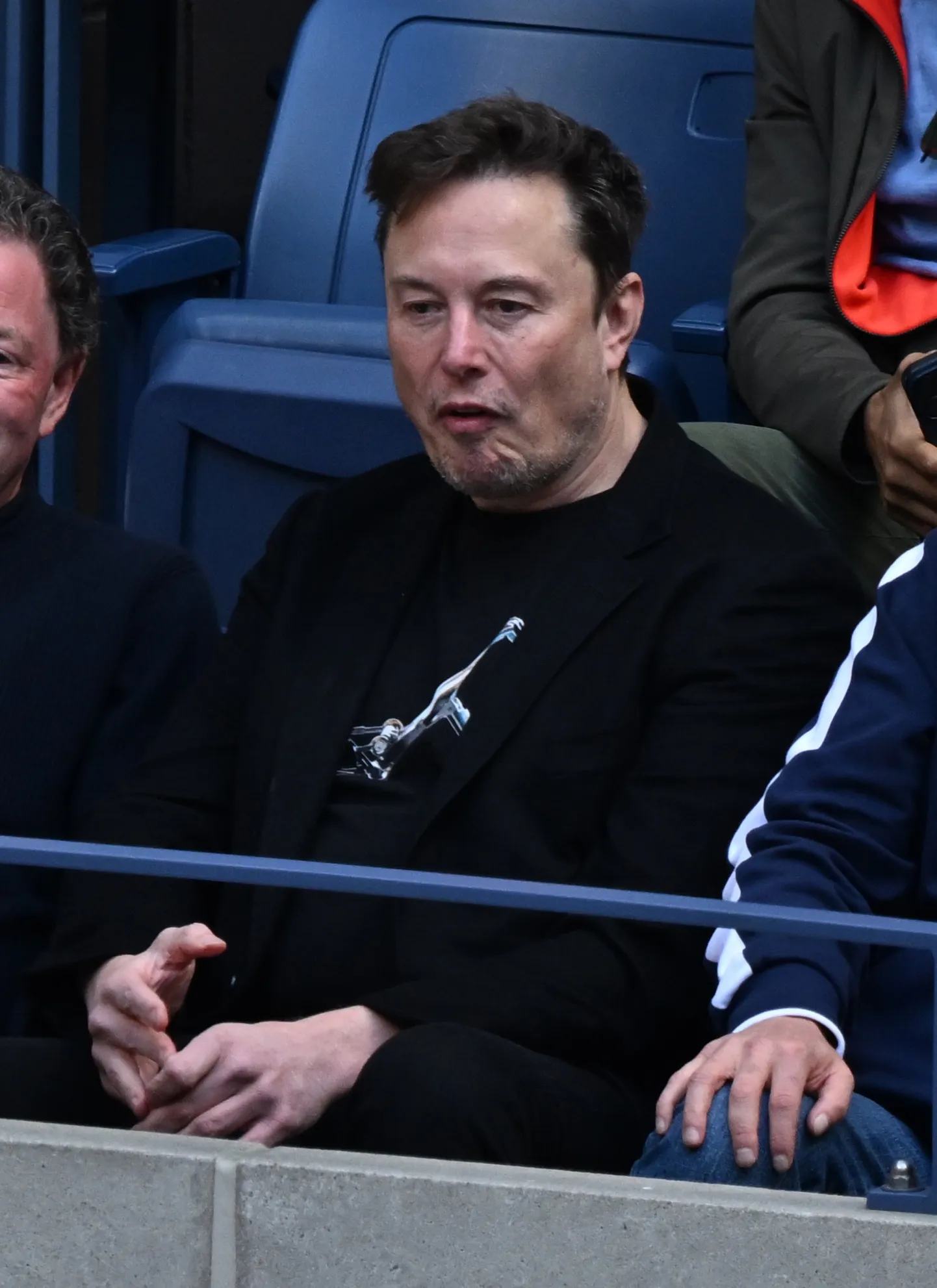 Elon Musk USAs tennisevõistlust vaatamas.