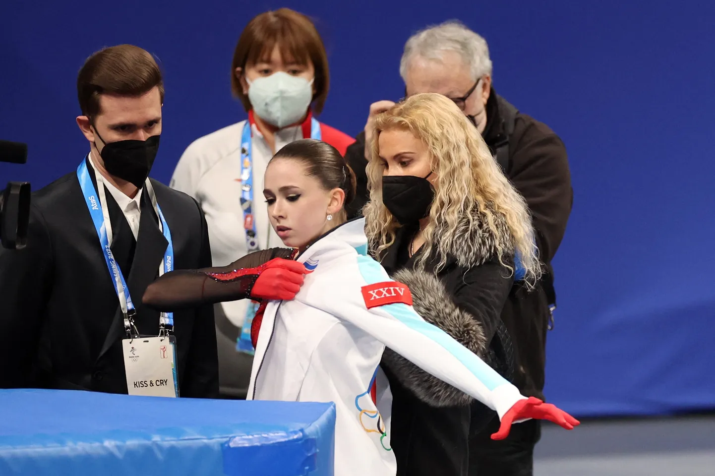 Kamila Valijeva (keskel) ja Eteri Tutberidze (paremal).
