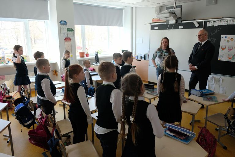 President soovitas külaskäigul Pärnu Tammsaare kooli lastel palju raamatuid lugeda ja pani neile südamele hoolida üksteisest.