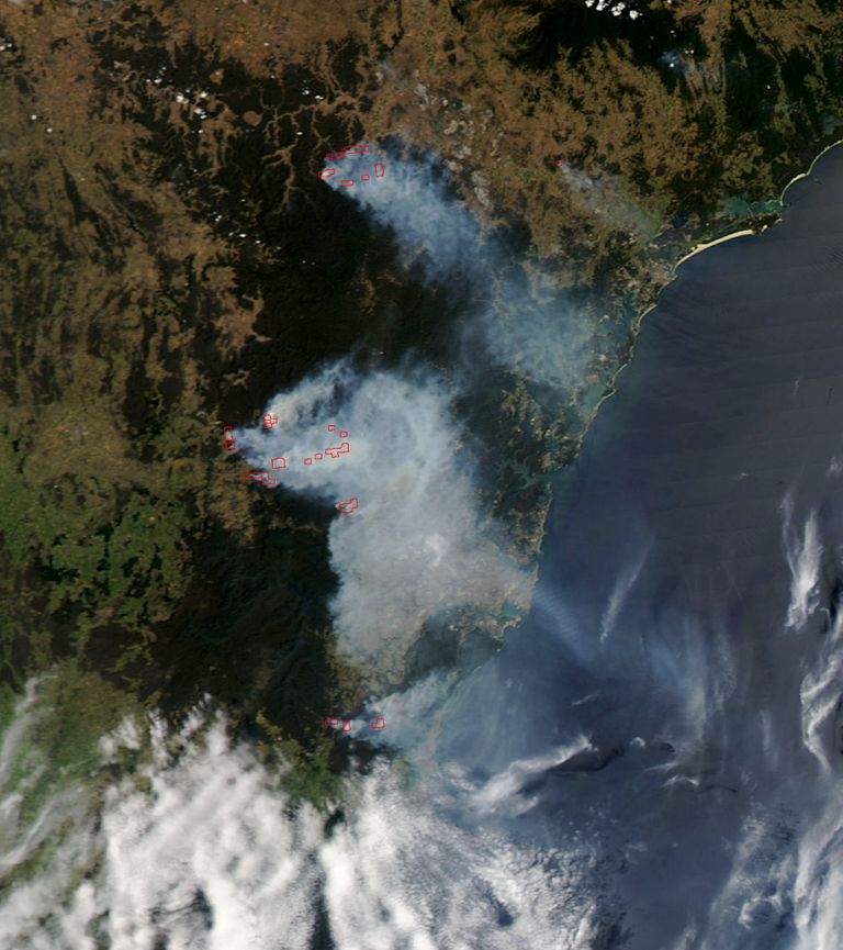 NASA satelliidipilt, millel on näha Sydney lähedasi maastikupõlenguid ja neist tekkinud suitsu.
