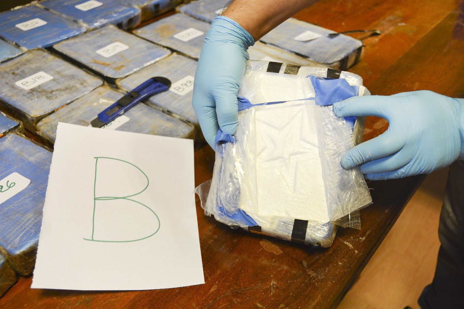 Argentina Buenos Airese politsei näitamas 2018 konfiskeeritud kokaiini