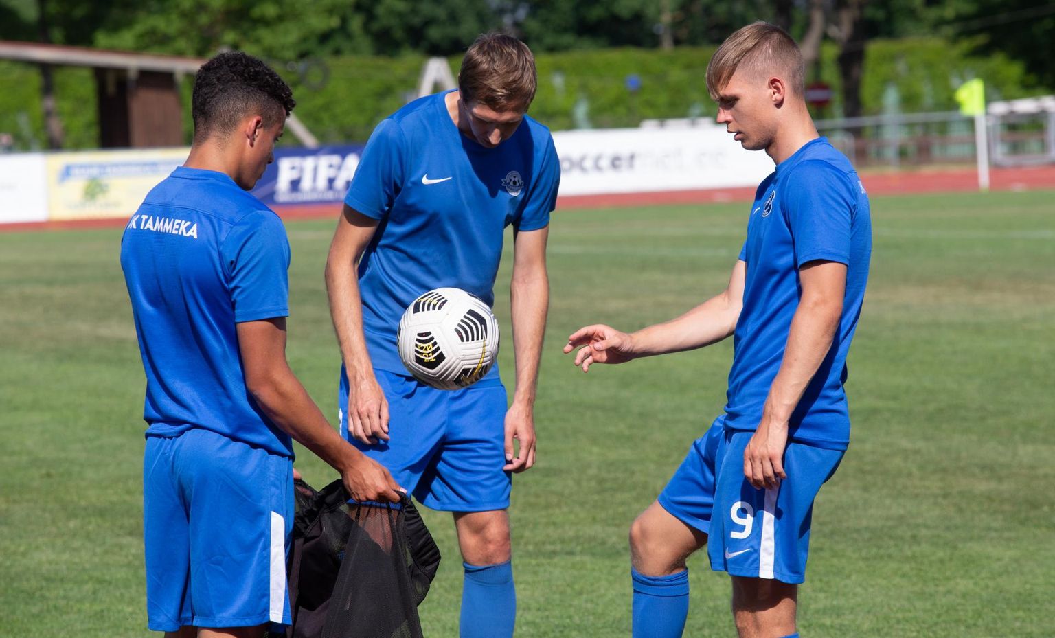 Tammeka U21 koosseisu kuuluv Giacomo Uggeri (vasakul) teeb soojendust esindusmeeskonna mängijate Reio Laabuse ja Kevin Mätasega (paremal) suvise kohtumise eel FC Floraga.
