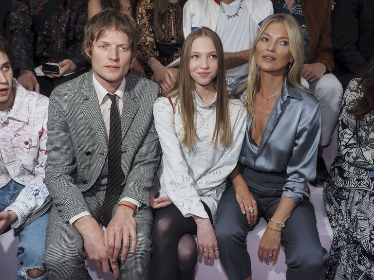 Nikolai von Bismarck (vasakul), Kate Moss (paremal) ja supermodelli tütar Lila Moss keskel. Kate'i tütar tegi oma moelava debüüdi 2020. aasta oktoobris.